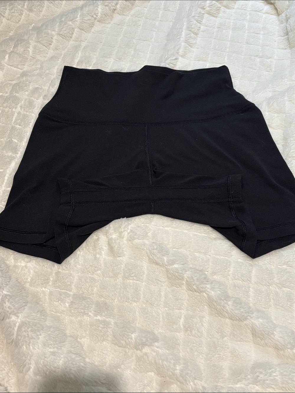 Aritzia Golden BUTTER Cheeky Hi-Rise 5” Short - Picture 4 of 5